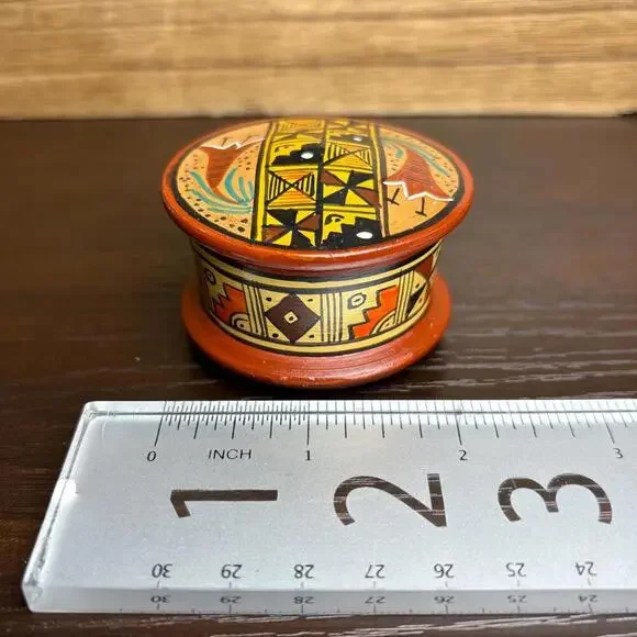 Peruvian Terracotta Jewelry Box – Hand-Painted Circular Clay Case, Handmade - Picture 5 of 5